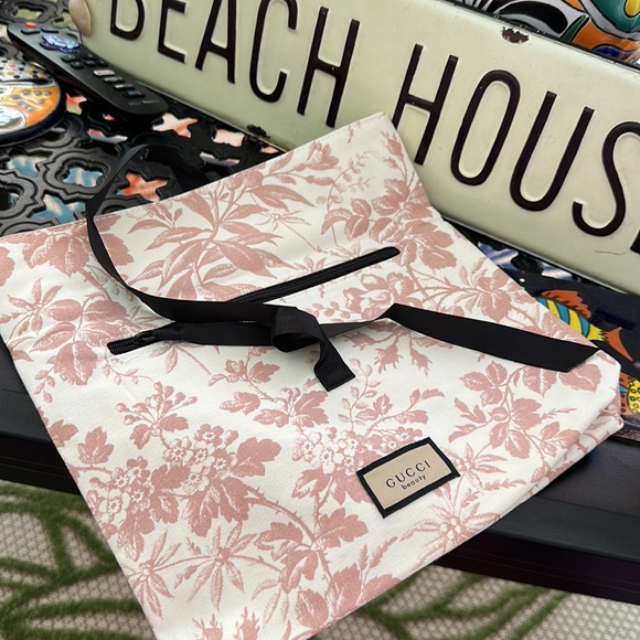 New GUCCI Beauty Pochette - Picture 11 of 11